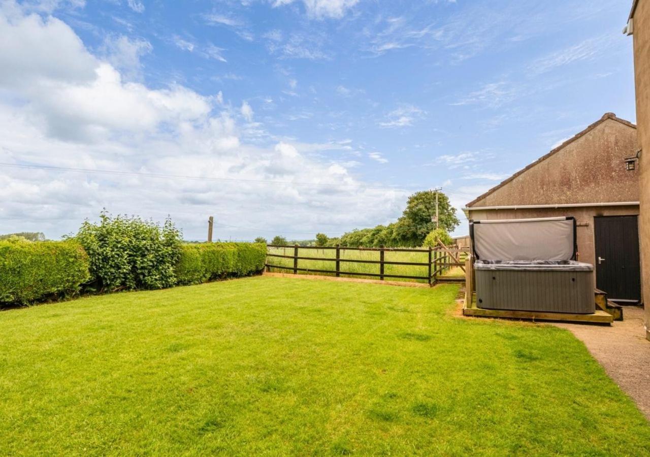Gorgeous Rural 4 Bed Farm - With Hot Tub! *