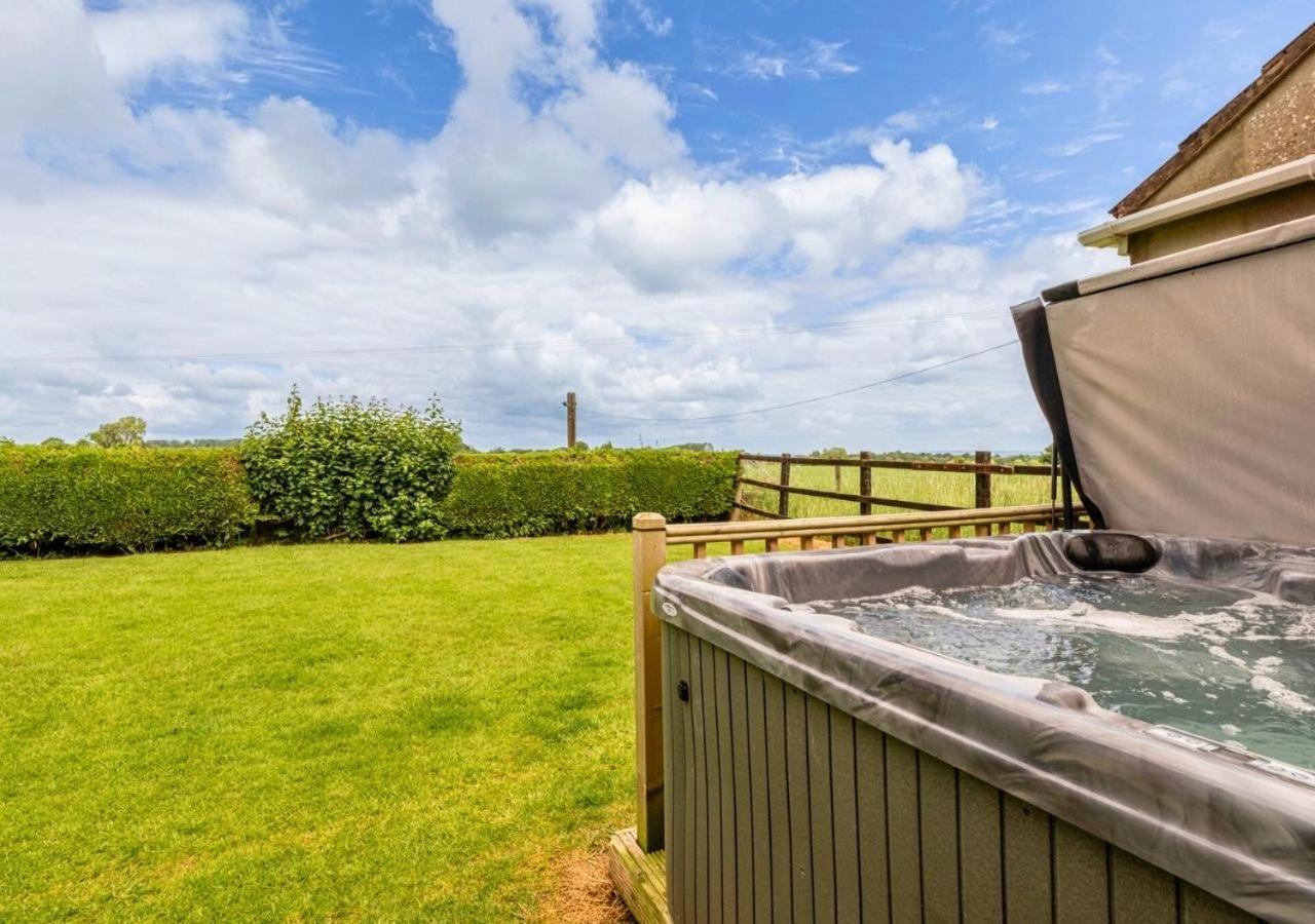 Gorgeous Rural 4 Bed Farm - With Hot Tub! Holiday home