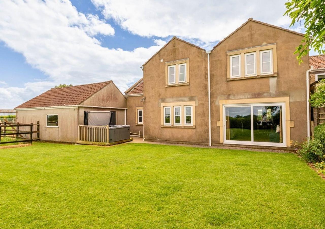 Gorgeous Rural 4 Bed Farm - With Hot Tub! Holiday home *