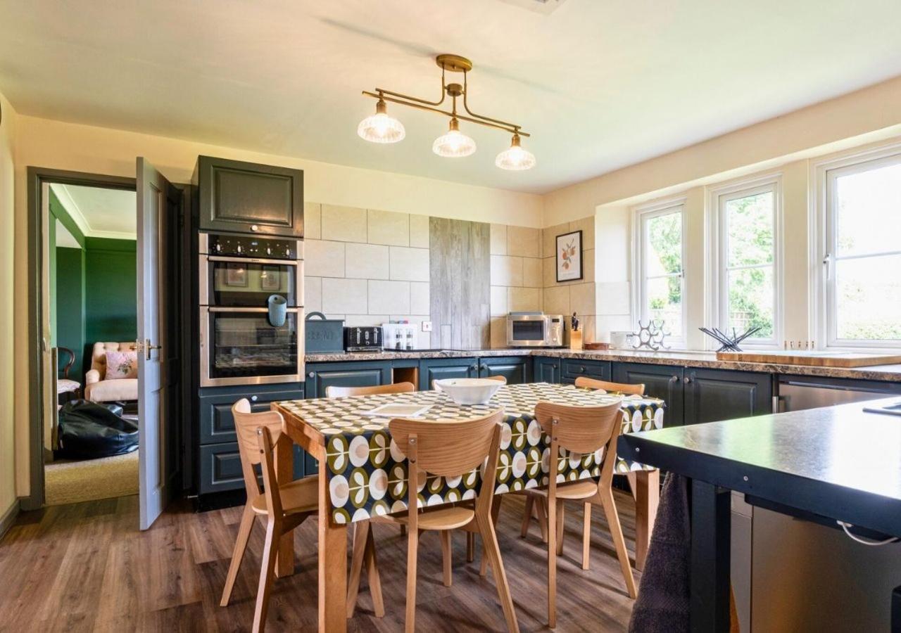 Gorgeous Rural 4 Bed Farm - With Hot Tub! Holiday home