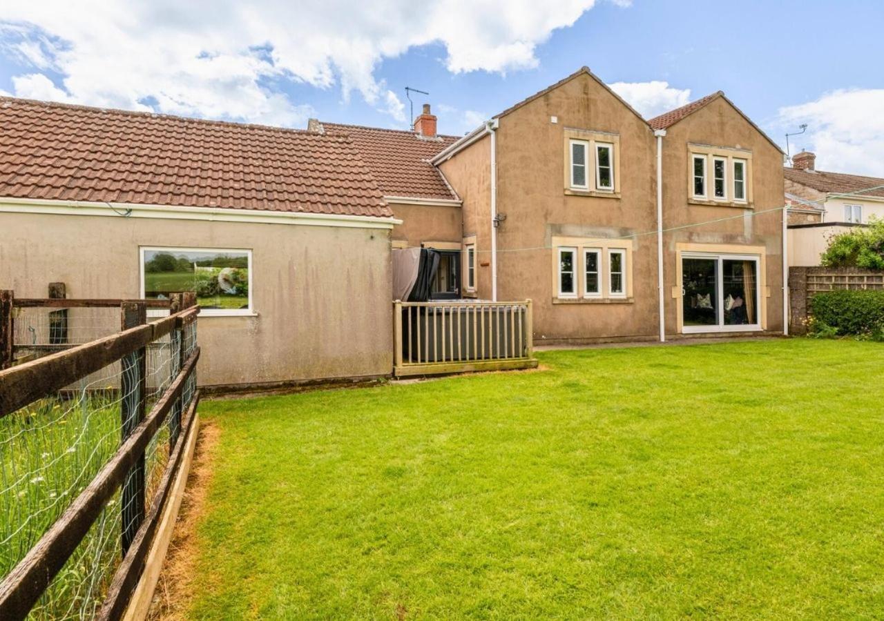 Gorgeous Rural 4 Bed Farm - With Hot Tub! Holiday home