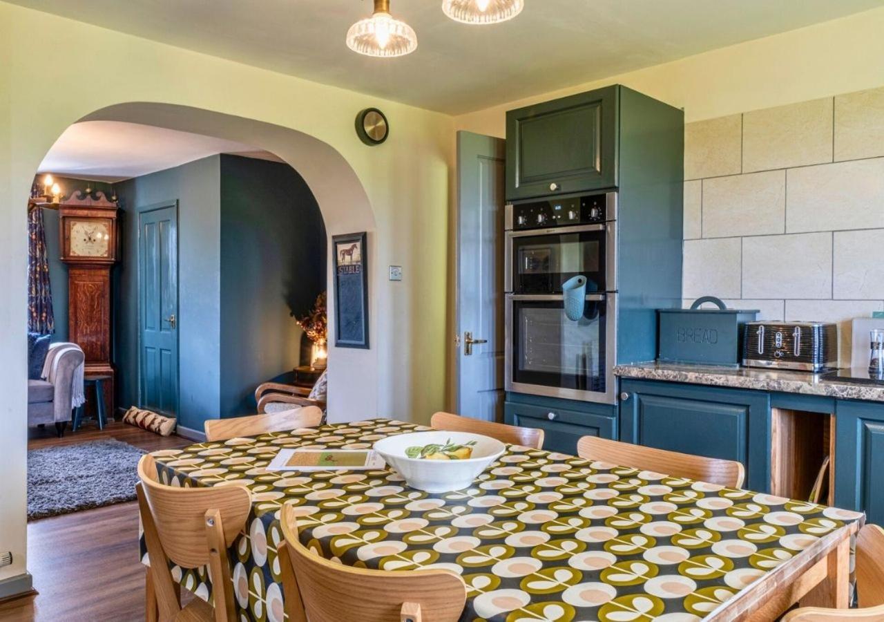 Gorgeous Rural 4 Bed Farm - With Hot Tub! Holiday home